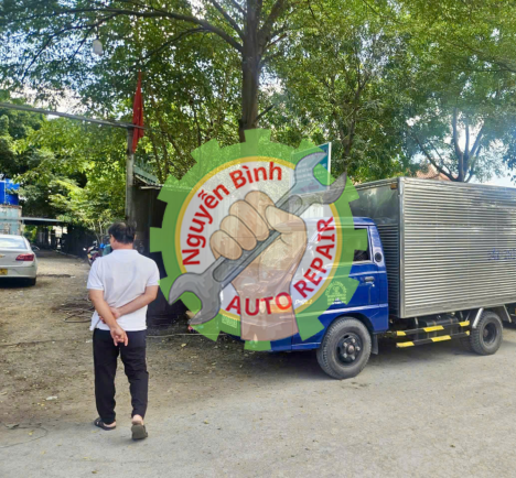 Hình Ảnh Đội Ngũ Kỹ Thuật Garage Ô Tô Nguyễn Bình Đang Làm Việc