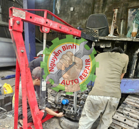 Khoảnh Khắc Làm Việc Của Thợ Sửa Ô Tô Lưu Động