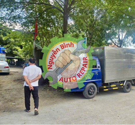 Hình Ảnh Đội Ngũ Kỹ Thuật Garage Ô Tô Nguyễn Bình Đang Làm Việc