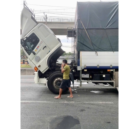 Hình Ảnh Đội Ngũ Kỹ Thuật Garage Ô Tô Nguyễn Bình Đang Làm Việc