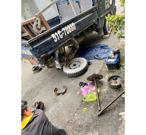 Hình Ảnh Đội Ngũ Kỹ Thuật Garage Ô Tô Nguyễn Bình Đang Làm Việc