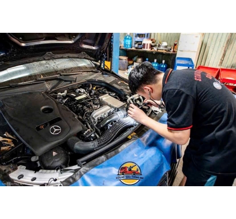 Hình Ảnh Đội Ngũ Kỹ Thuật Garage Ô Tô Nguyễn Bình Đang Làm Việc