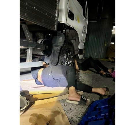 Hình Ảnh Đội Ngũ Kỹ Thuật Garage Ô Tô Nguyễn Bình Đang Làm Việc