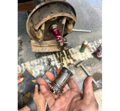 Hình Ảnh Đội Ngũ Kỹ Thuật Garage Ô Tô Nguyễn Bình Đang Làm Việc